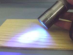 コンパクトな専用LEDランプによる紫外線硬化型パテ